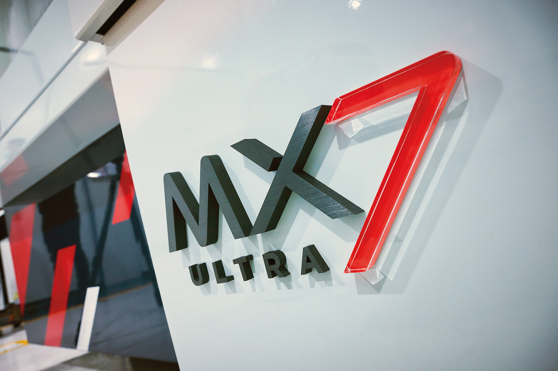 CNC-Schleifmaschine MX7 ULTRA erfüllt höchste Genauigkeitsanforderungen