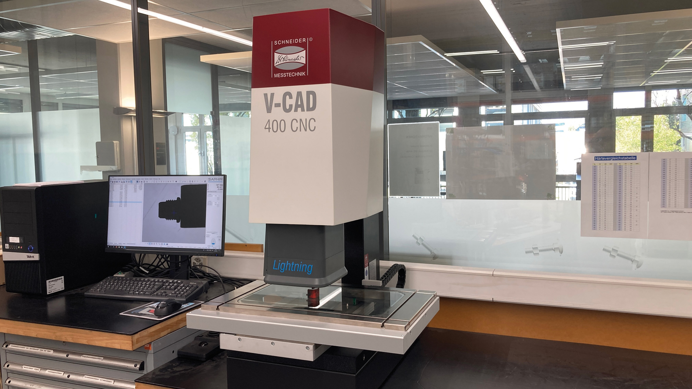 V-CAD 400 CNC lightning ist ein optisches 2D-Messsystem mit einem Messbereich von 400 x 200 mm.