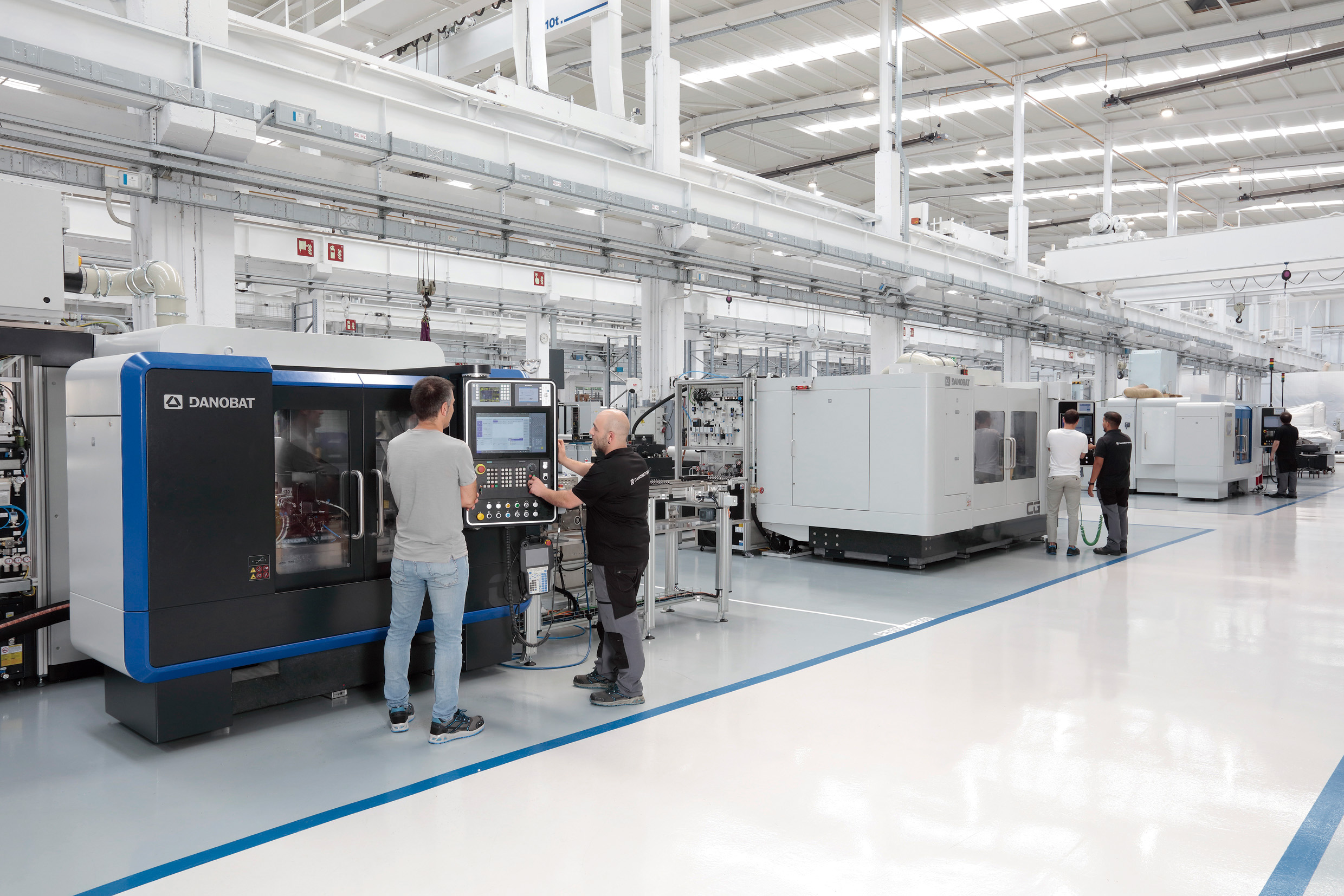 Von neuen Schleifmaschinen  bis zu CNC-Präzisionsrobotern